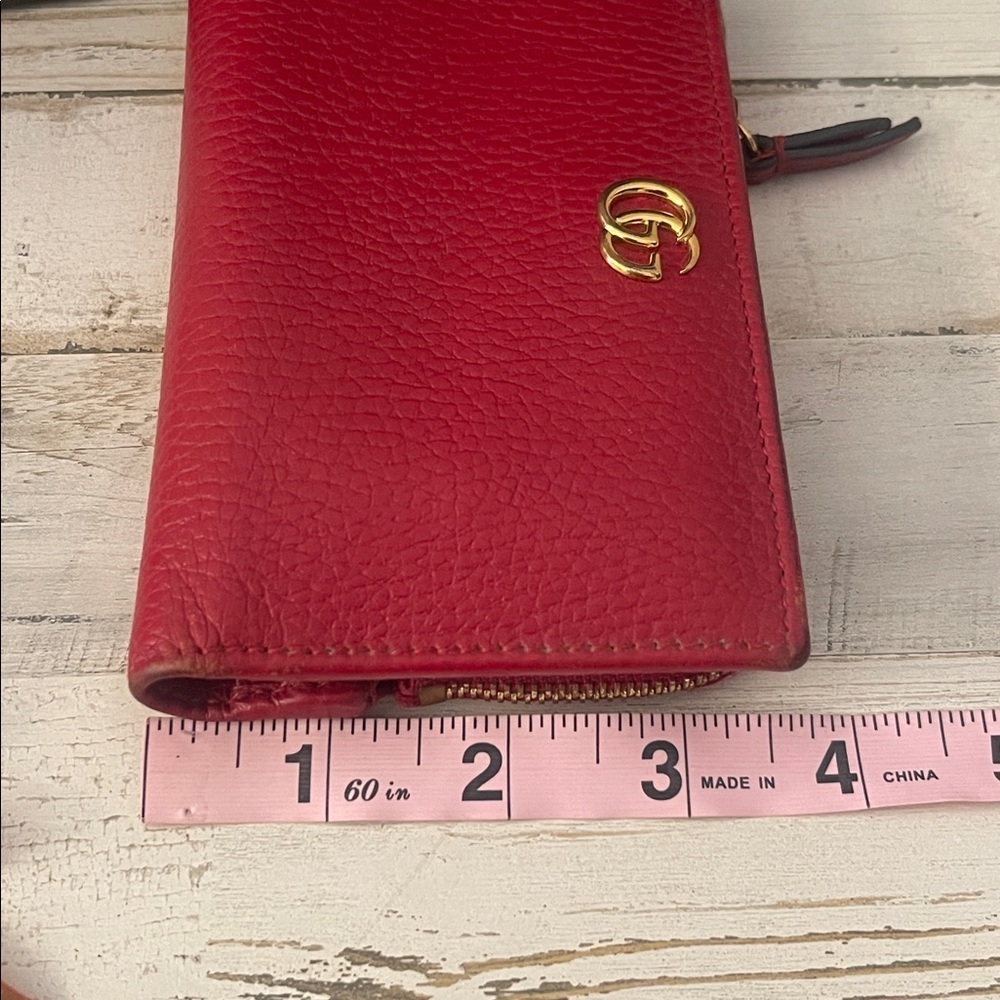 Gucci GG Marmont Red Pebbled Leather Compact Wallet. - Picture 10 of 11